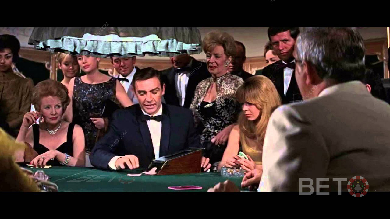 James Bond bermain Baccarat