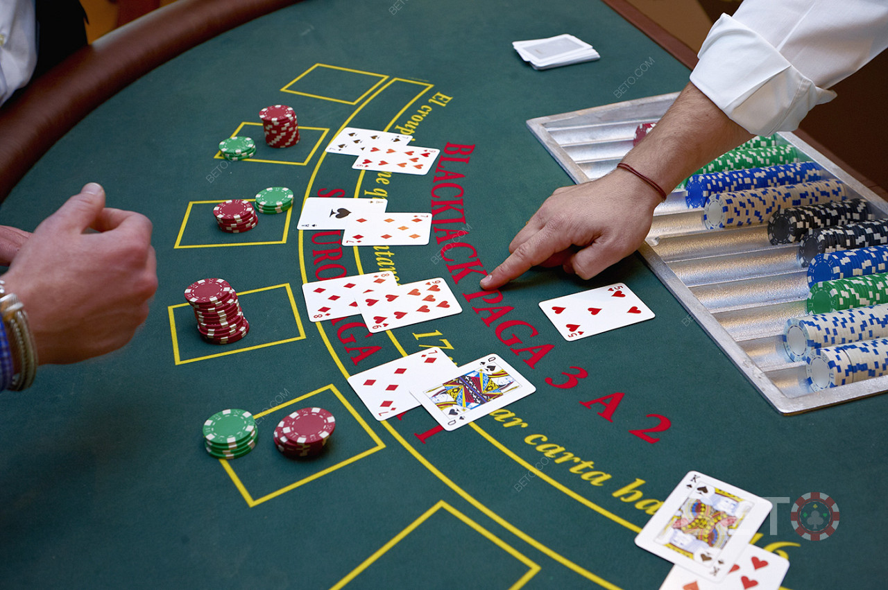 Batas taruhan dan aturan ketika dealer berdiri sama dalam blackjack online langsung.