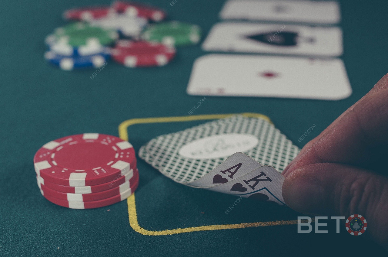 Strategi dasar diperlukan saat menghitung kartu dan bermain blackjack.