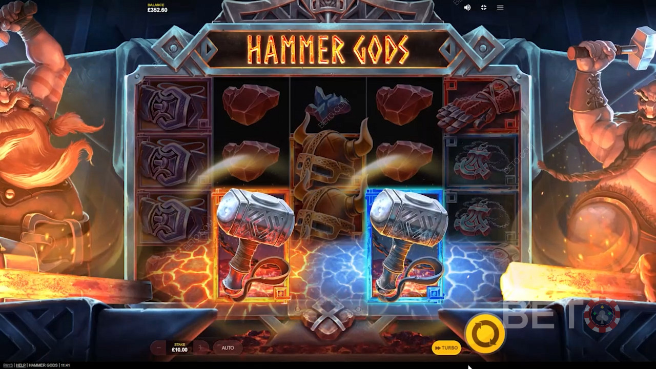 Daratkan palu merah dan biru untuk memicu Spin Gratis di slot Hammer Gods